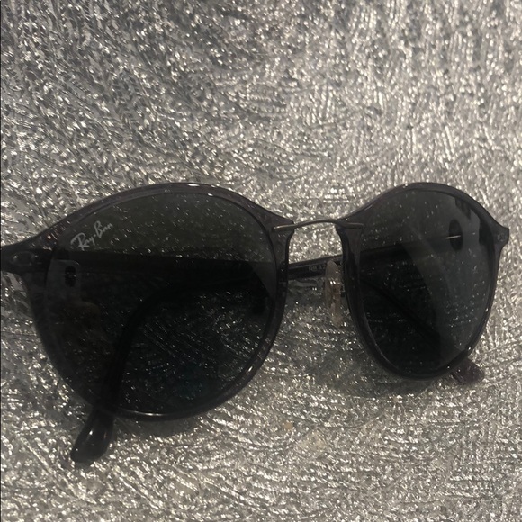 Authentic light weight RayBan sunnies. - Picture 1 of 4